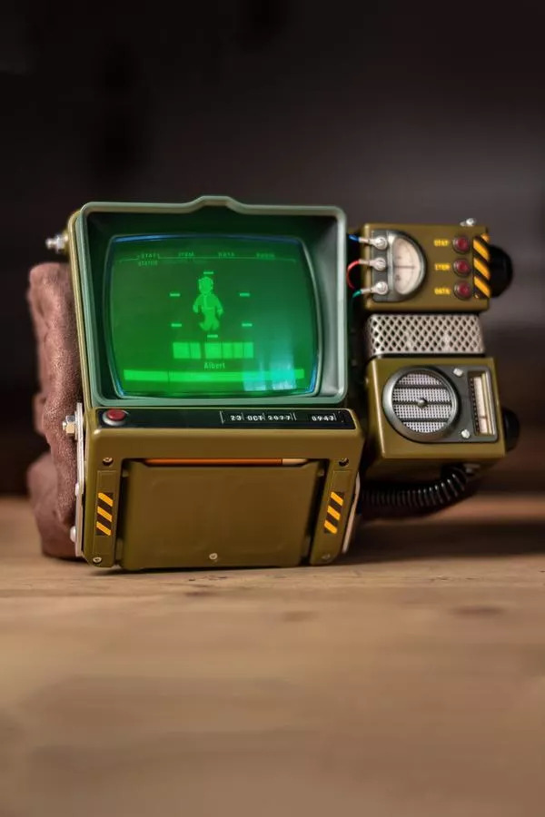 Replika Fallout PipBoy with Light Up Screen Xzone.cz